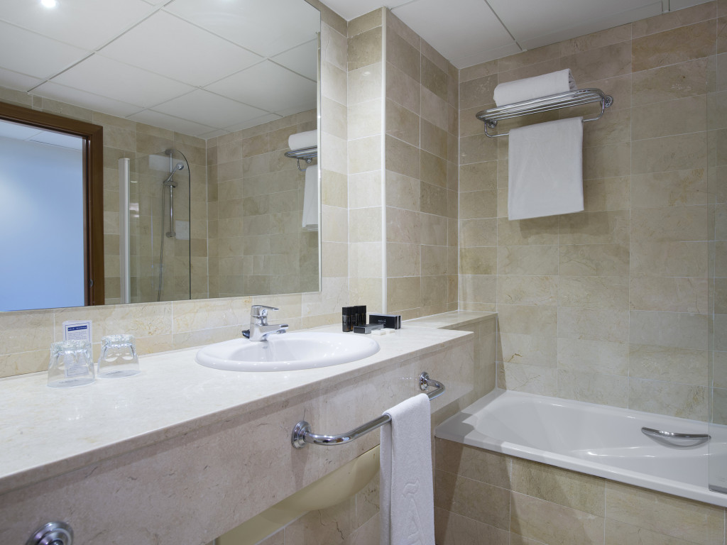 17MeliaBenidorm-GranPremium_SuperiorBathroom