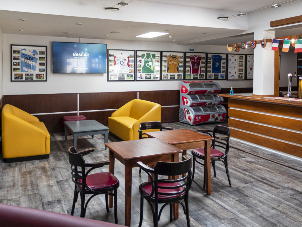 BrownsSportsResort-bar&restaurant-inside-01