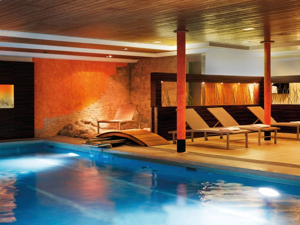 h-hotels_wellness-schwimmbad-02-hplus-hotel-engelberg_Original (kommerz