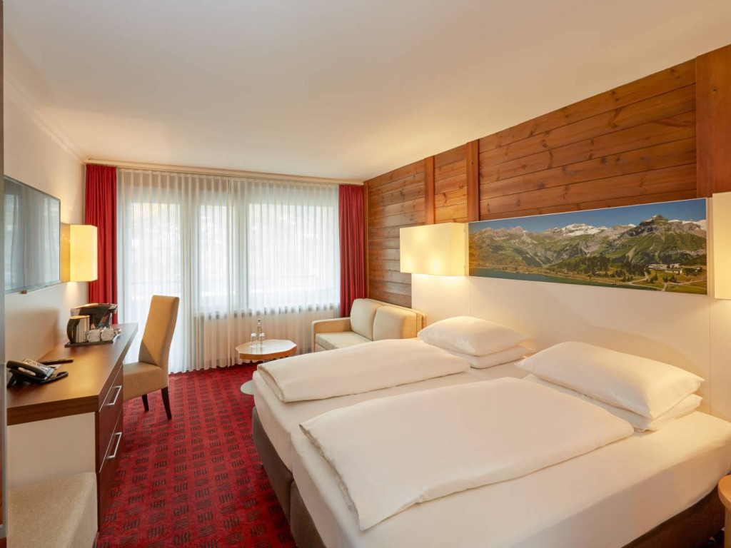 h-hotels_zimmer-deluxe-doppelzimmer-01-hplus-hotel-engelberg_Original (kommerz