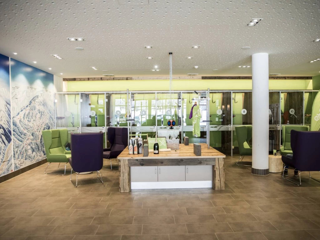 Die_gemütliche_Explorer_Lounge_mit_Sportlocker_und_Werkbank