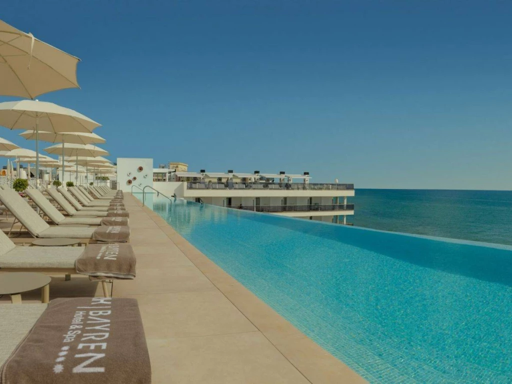 Rooftop Pool Bayren