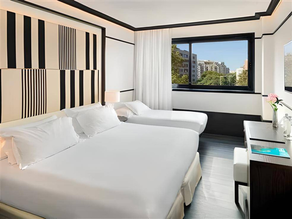 14_HMBTripleDeluxeRoom