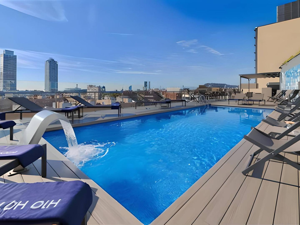 15_HMBOutdoorpoolwithviewsofthecity (1)-fotor-enhance-2025052712748-fotor-enhance-20250527122857