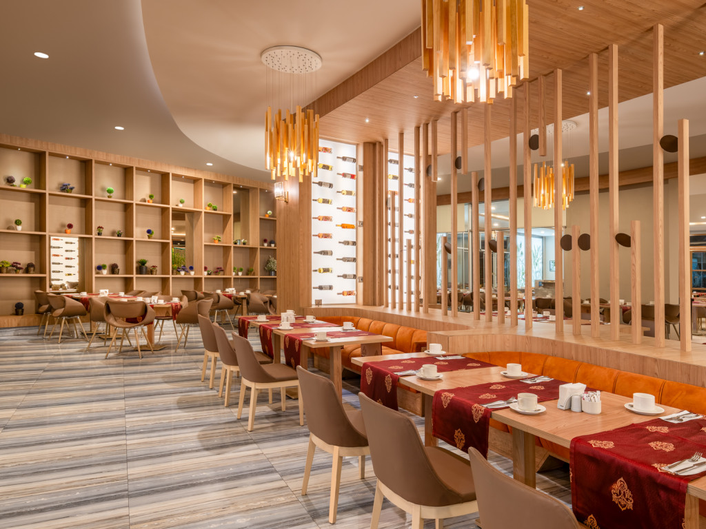 MAIN RESTAURANT 7