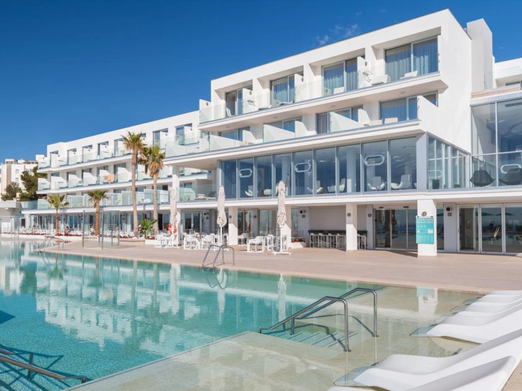 02 Main Pool & Hotel - Day Light_0