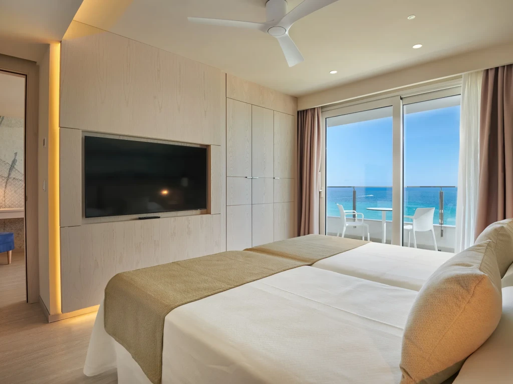 hipotelsflamencosuitebedroom2499.jpg-202ee93b59175e44b233f8a2f5b5fae1