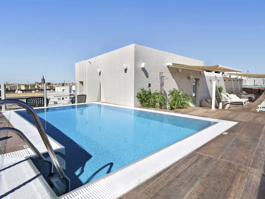 cataloniasantajusta-piscina-solarium-1.jpg