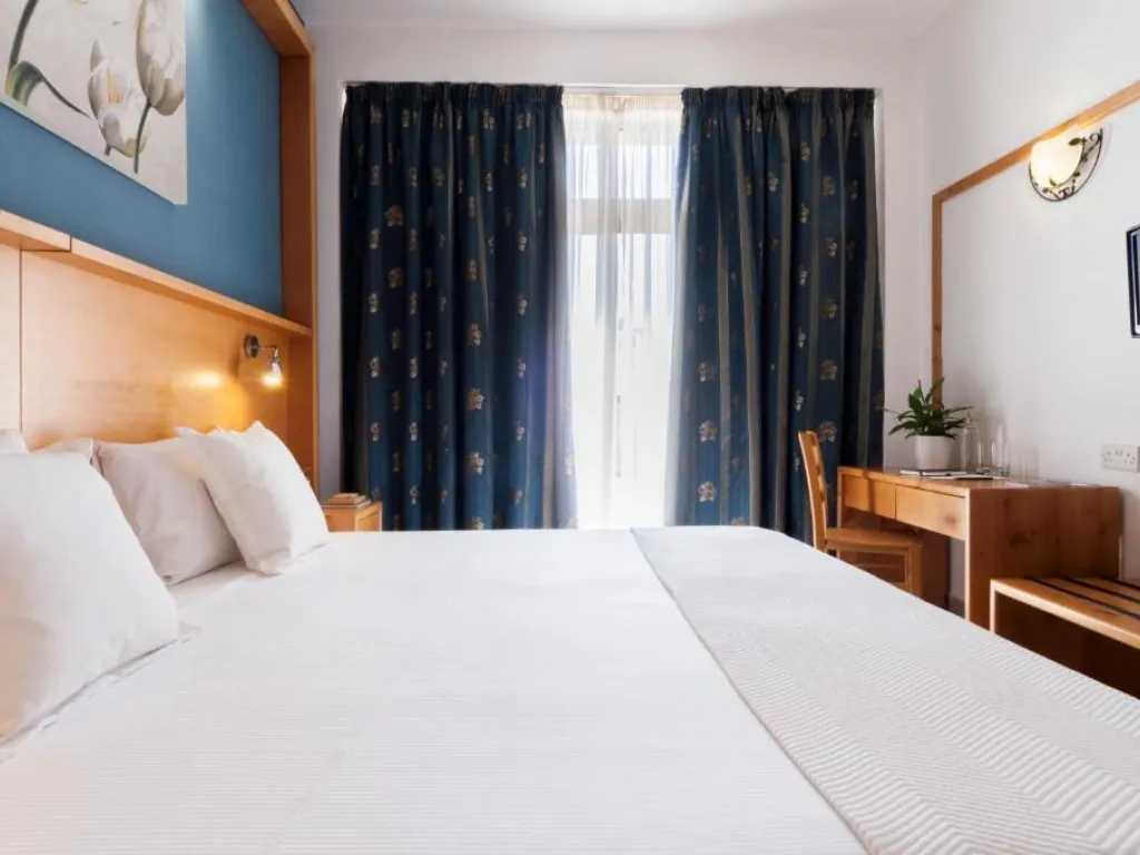 alexandra-hotel-2-standard-double-or-twin-room-250_17476855812