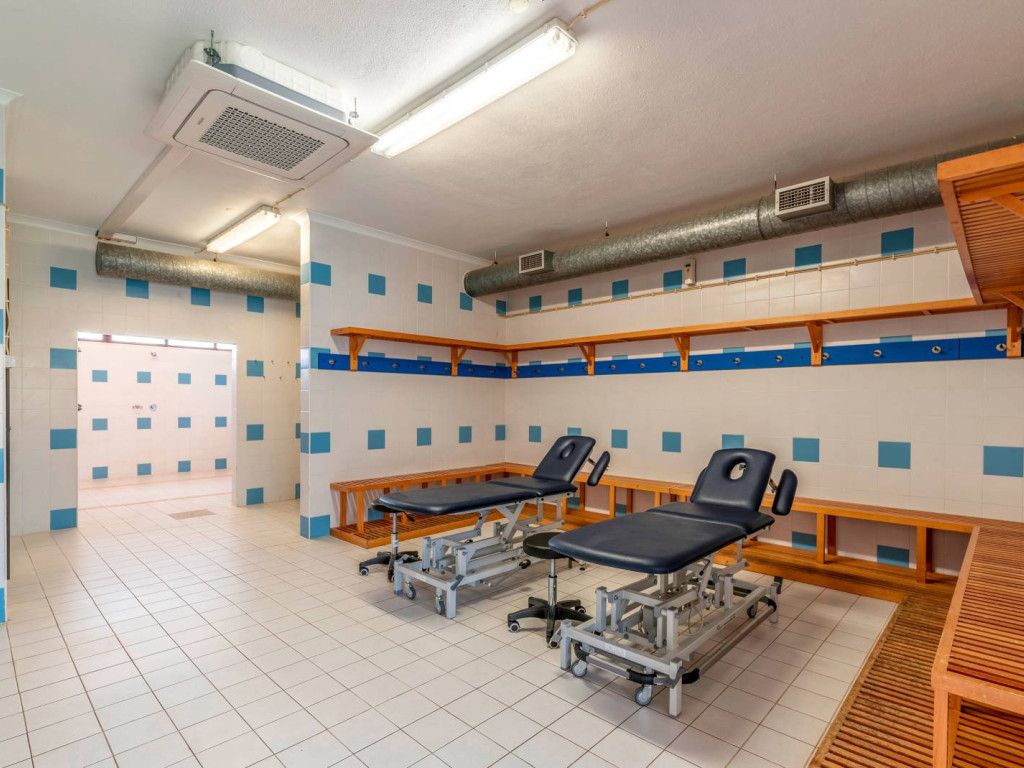 BrownsSportsResort-Team-Changing-Room-Blue-0