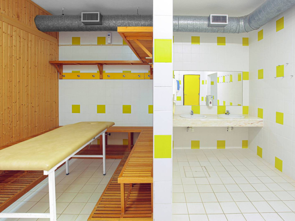 BrownsSportsResort-Team-Changing-Room-Yellow