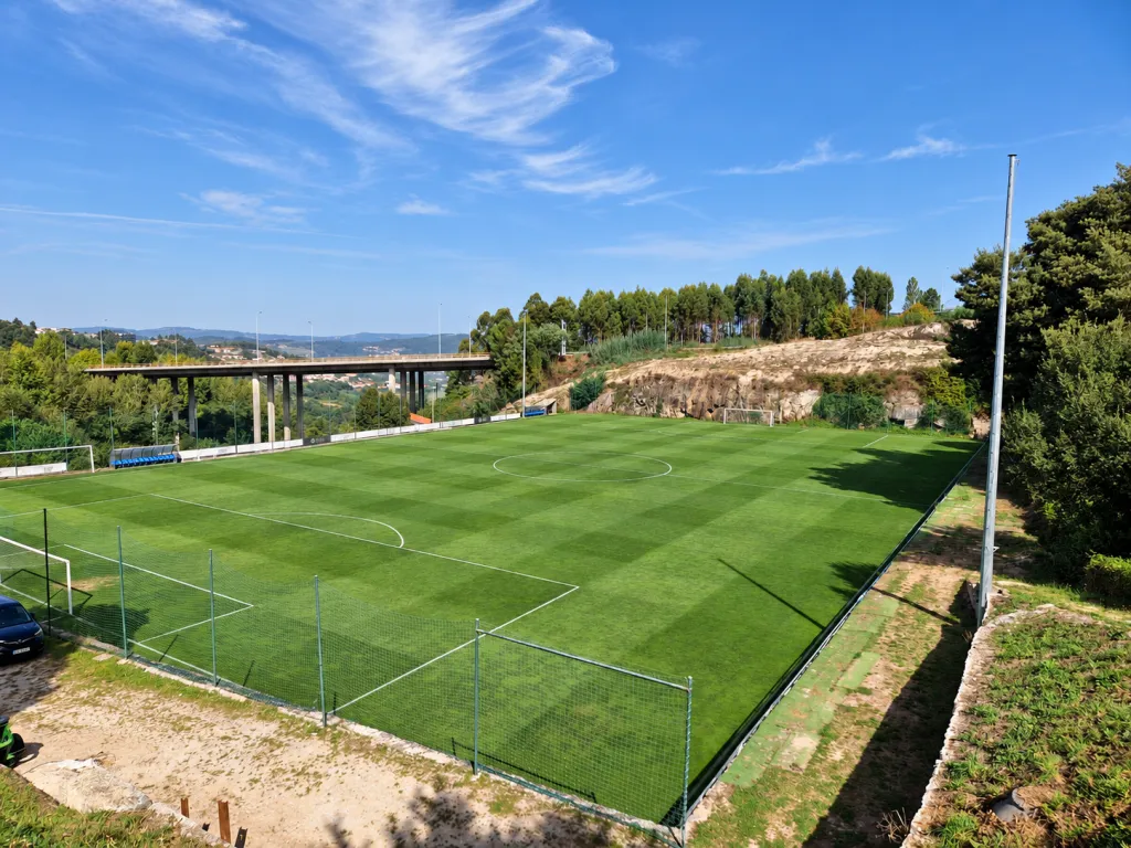 Dezent retuschiertes Fußballfeld