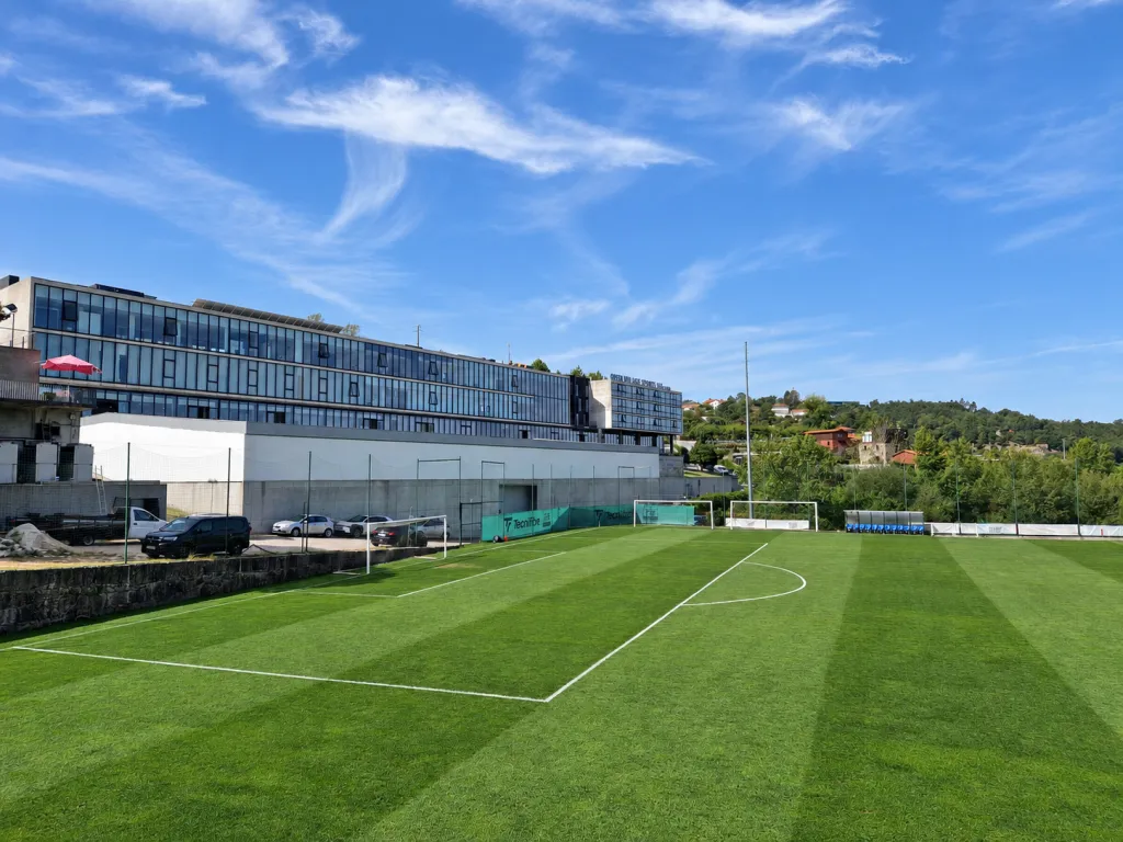 Dezent retuschierter Fußballplatz (1)