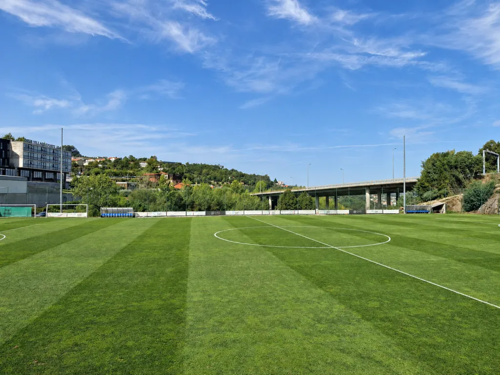 Dezent retuschierter Fußballplatz